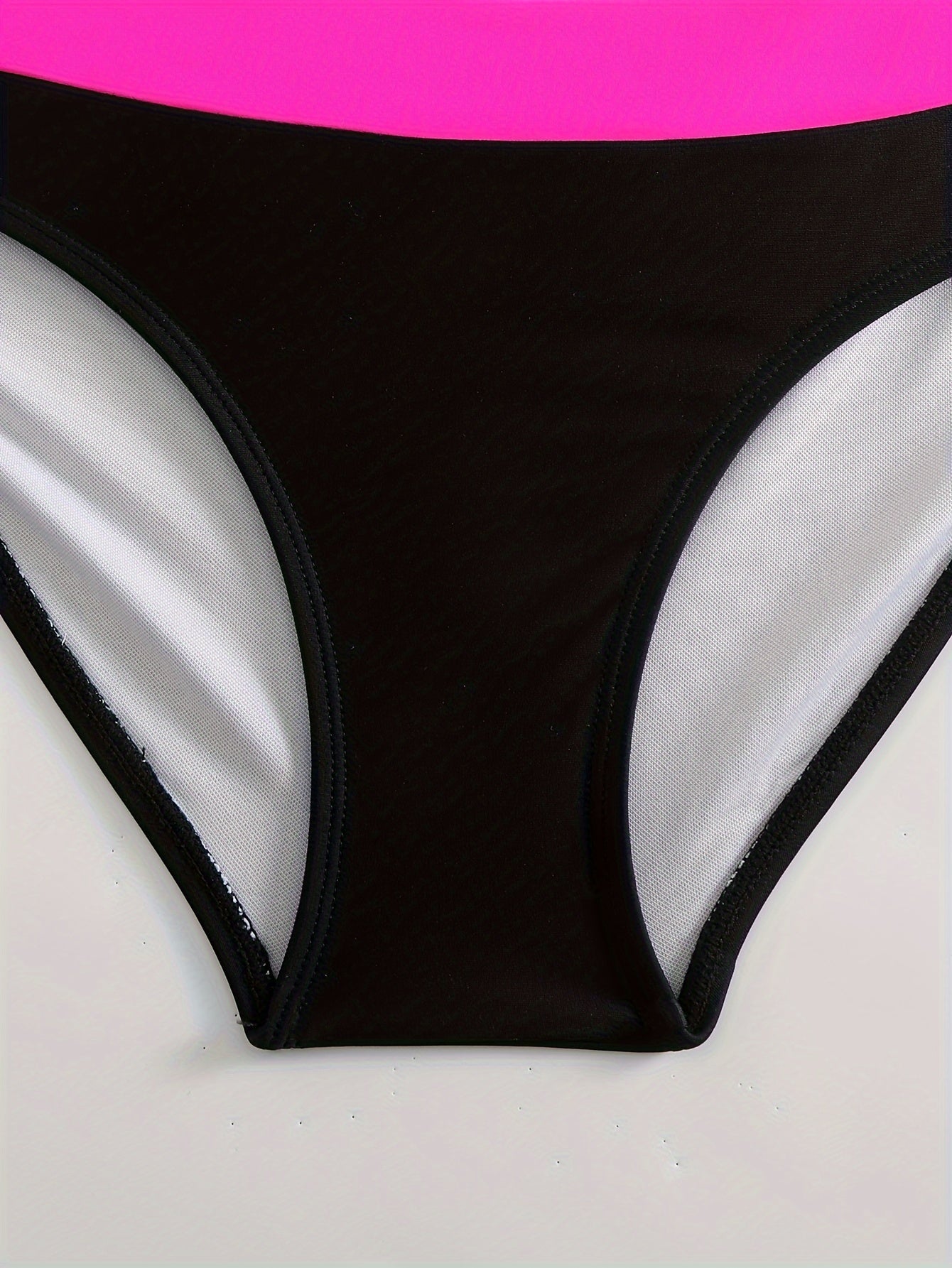 Dam Bikini – V-ringad Topp – Hög Midja – Figurnära Passform – Rynkade Axelband