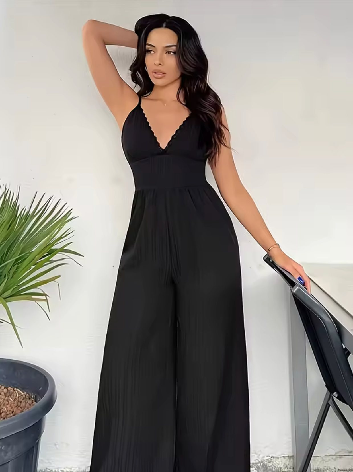 Dam Jumpsuit - Ärmös Med Spagettiband - V-Ringning Med Volang - Vida Ben - Figursydd