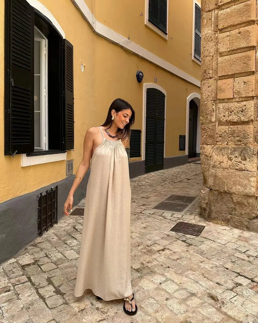 Elegant halterneckklänning för kvinnor - Pärlband - Böljande silhuett