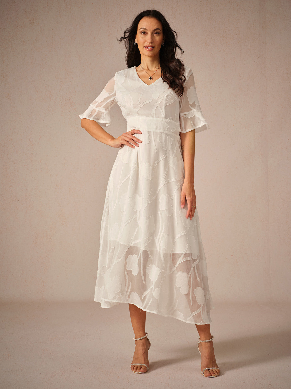 Damklänning maxi – spetsblommig – V-ringning – holkärm – elegant passform