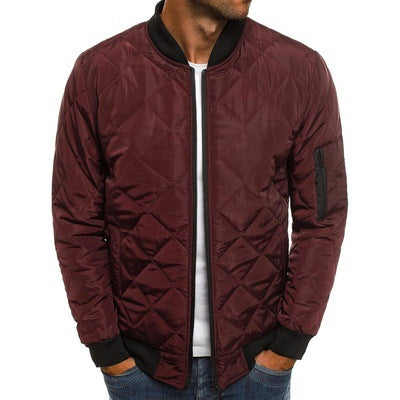 Herrjacka quiltad – Regular fit – Diamantmönster – Ribbstickad kant – Ärmficka med dragkedja