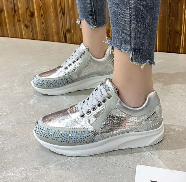 Dam sneakers – Texturerad syntet – Strassdetaljer – Låg modell – Snörning