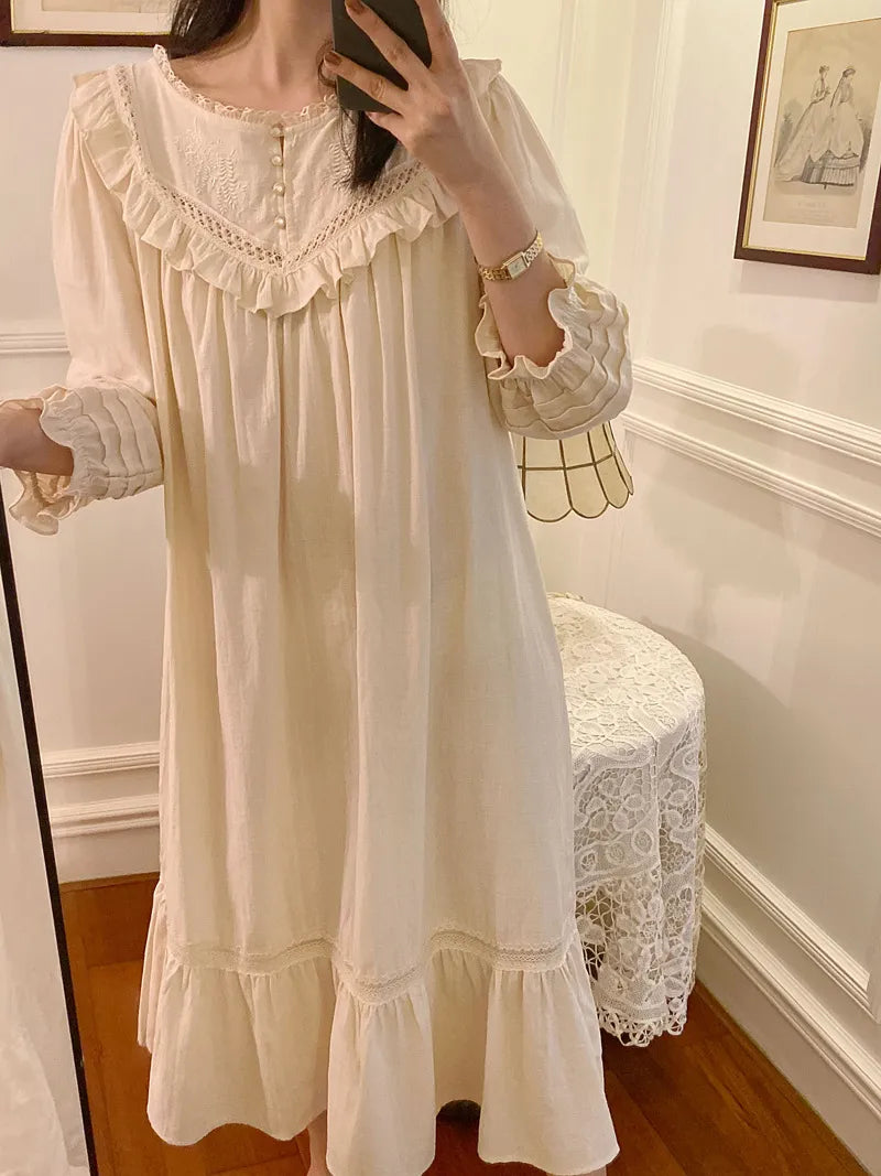 Nattlinne i vintage-stil för kvinnor - Långärmad - Volangdetaljer