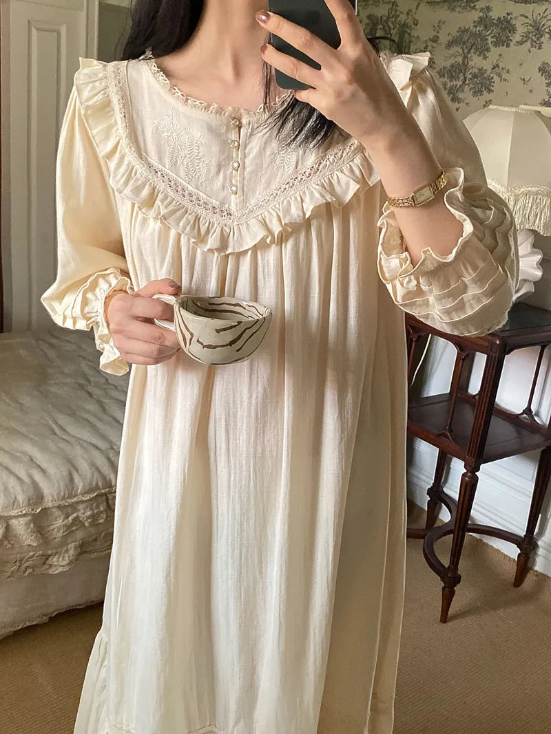 Nattlinne i vintage-stil för kvinnor - Långärmad - Volangdetaljer