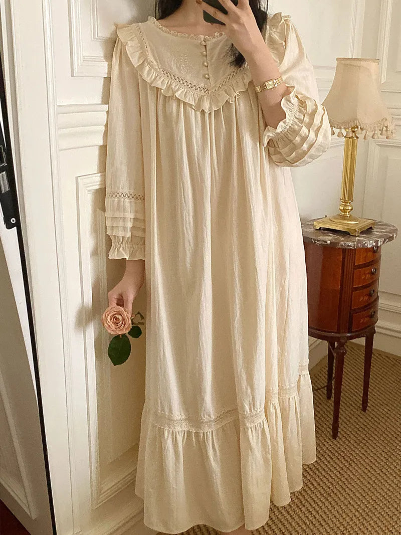 Nattlinne i vintage-stil för kvinnor - Långärmad - Volangdetaljer