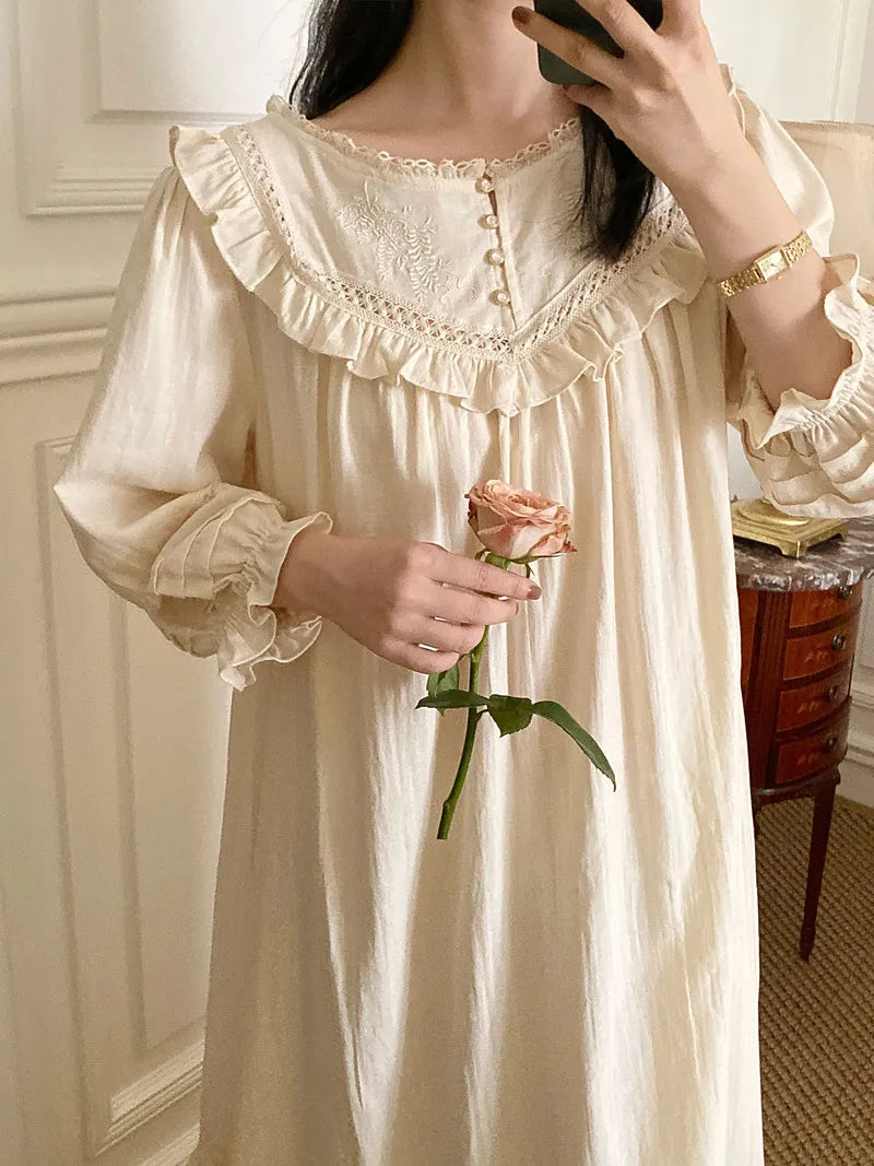 Nattlinne i vintage-stil för kvinnor - Långärmad - Volangdetaljer