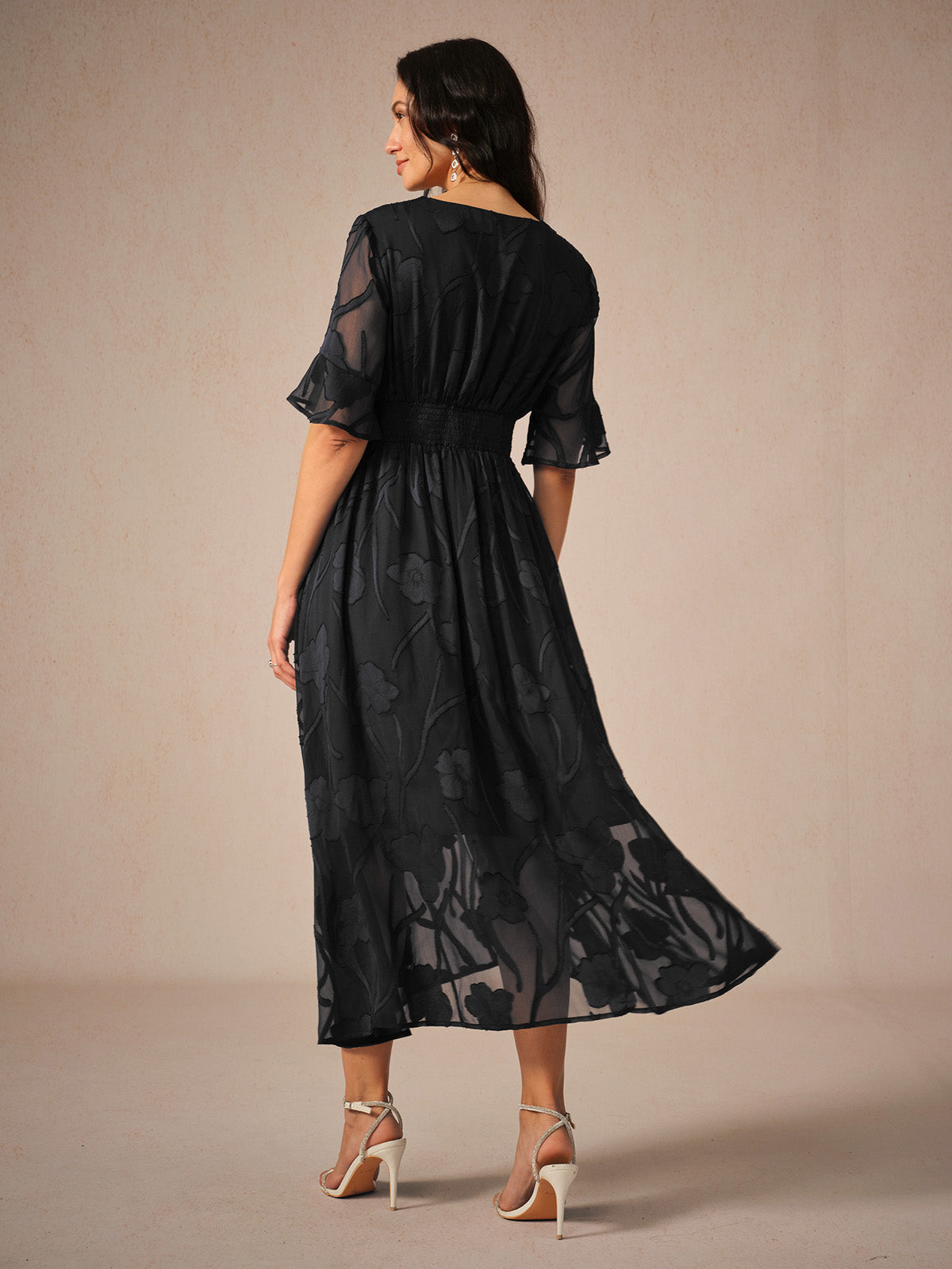 Damklänning maxi – spetsblommig – V-ringning – holkärm – elegant passform