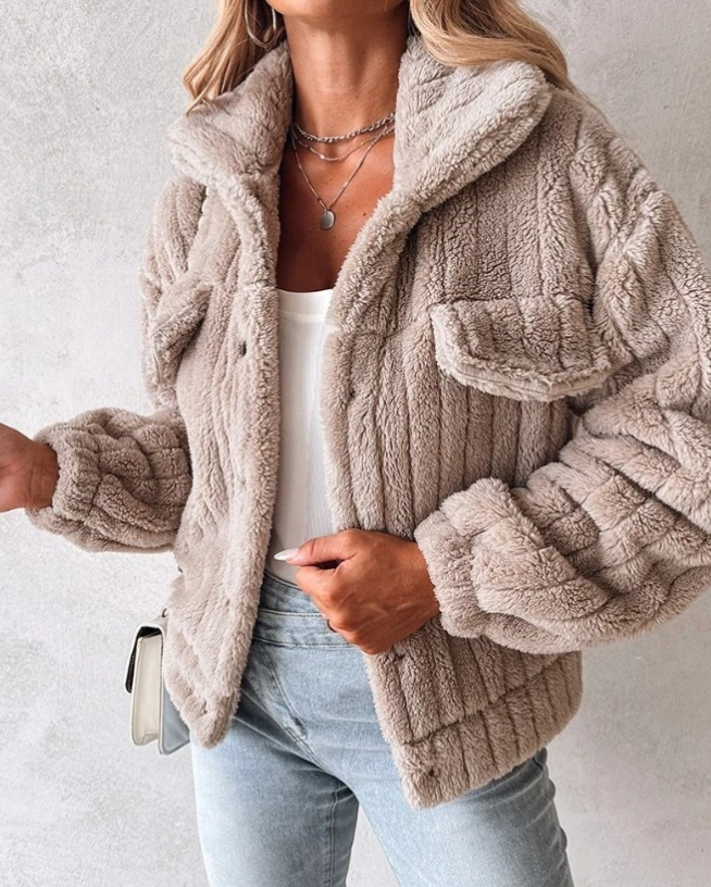 Dam Teddyjacka – Oversized Passform – Fluffig Textur – Knäppning – Bröstfickor