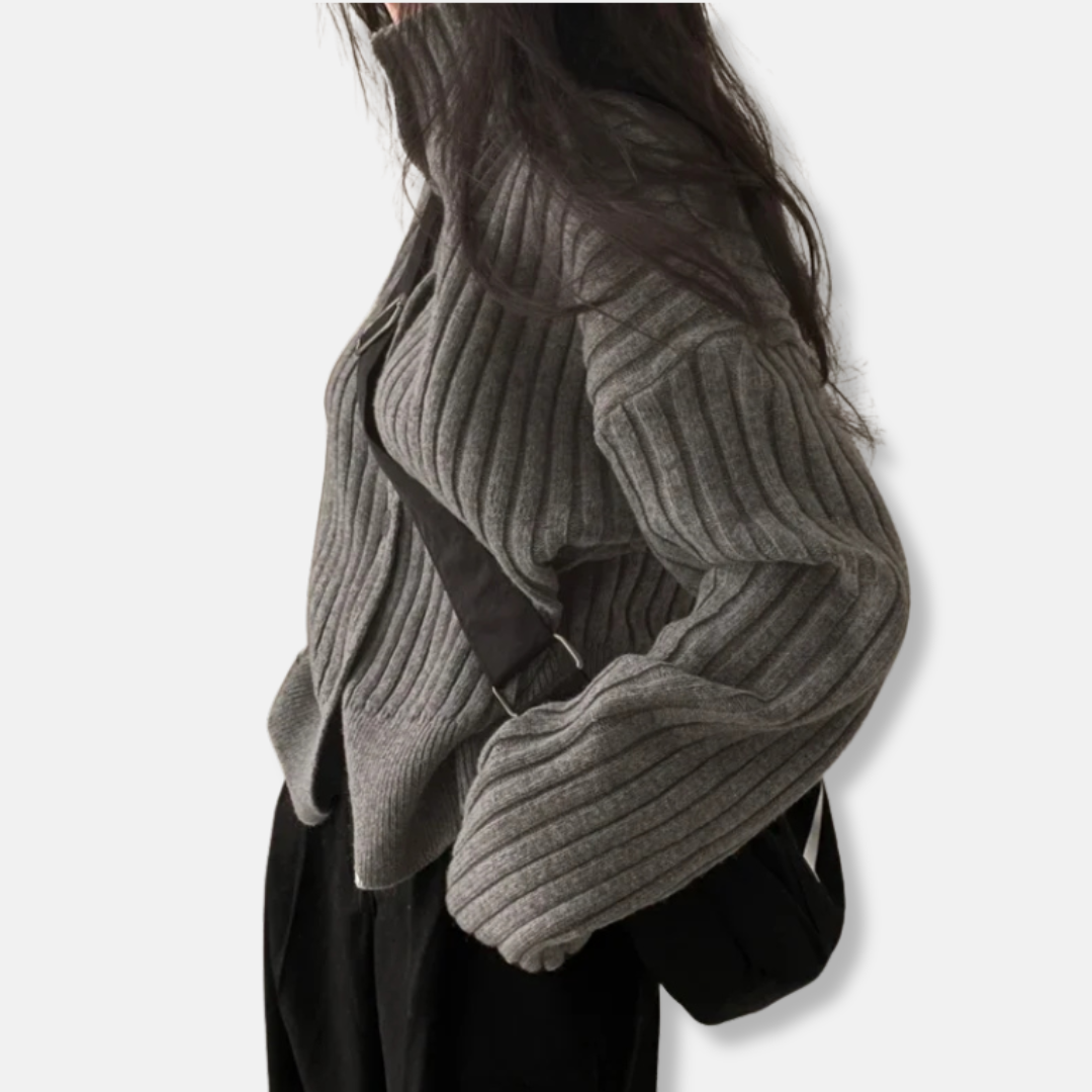 Damkofta – Stickad Ullmix – Avslappnad Passform – Hög Krage – Kort Modell – Hellång Ärm