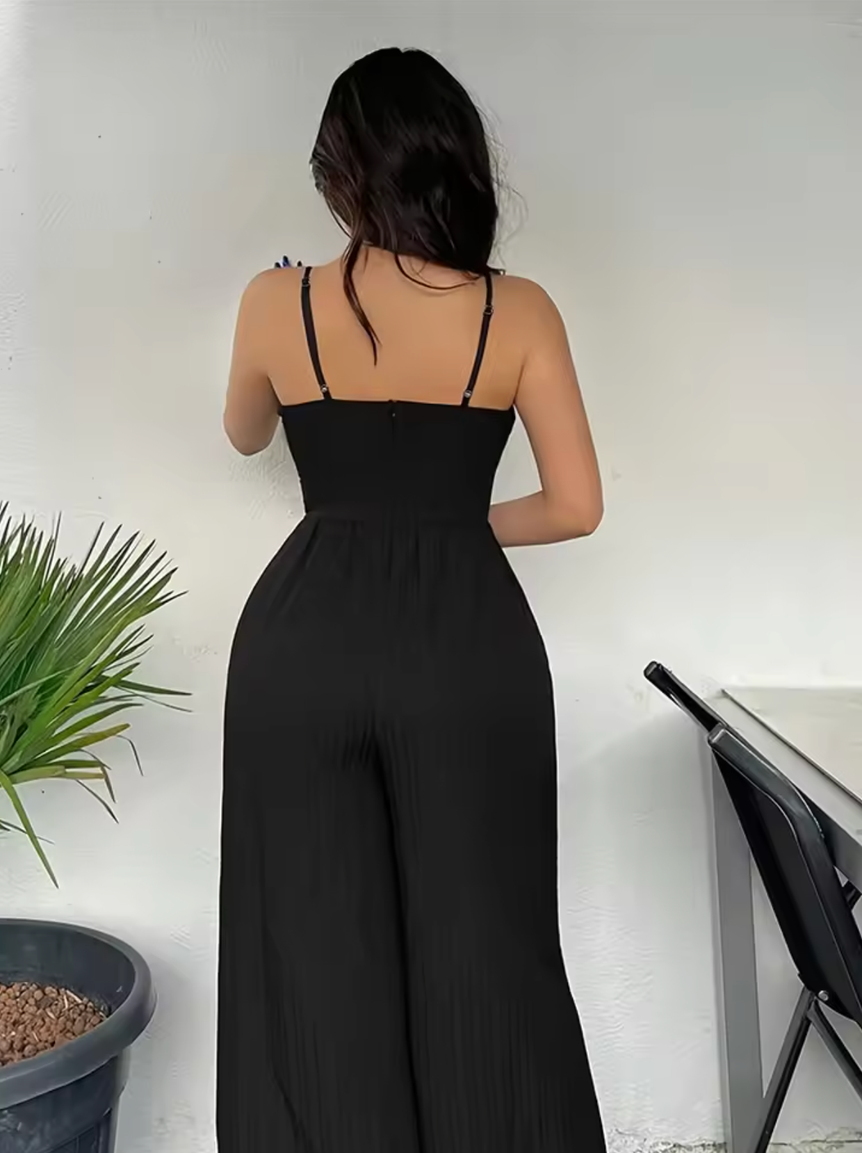 Dam Jumpsuit - Ärmös Med Spagettiband - V-Ringning Med Volang - Vida Ben - Figursydd