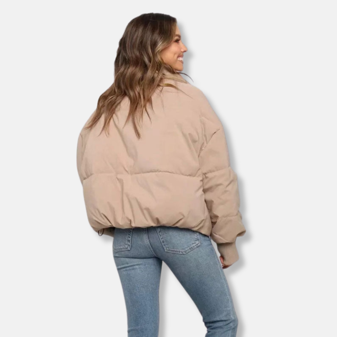 Damjacka Puffer – Oversized Passform – Ståkrage – Ribbad Mudd – Kort Modell