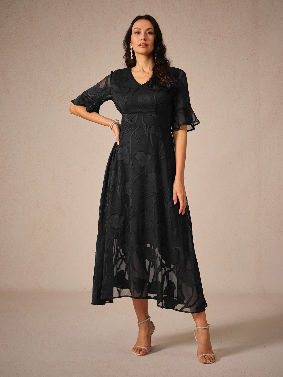 Damklänning maxi – spetsblommig – V-ringning – holkärm – elegant passform