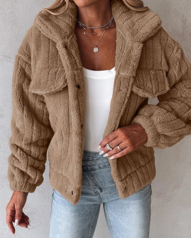 Dam Teddyjacka – Oversized Passform – Fluffig Textur – Knäppning – Bröstfickor