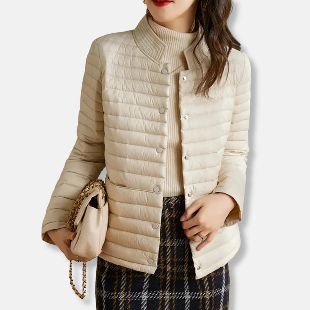 Damjacka – Lättviktsdun – Figurnära Passform – Quiltad – Kort Modell – Ståkrage