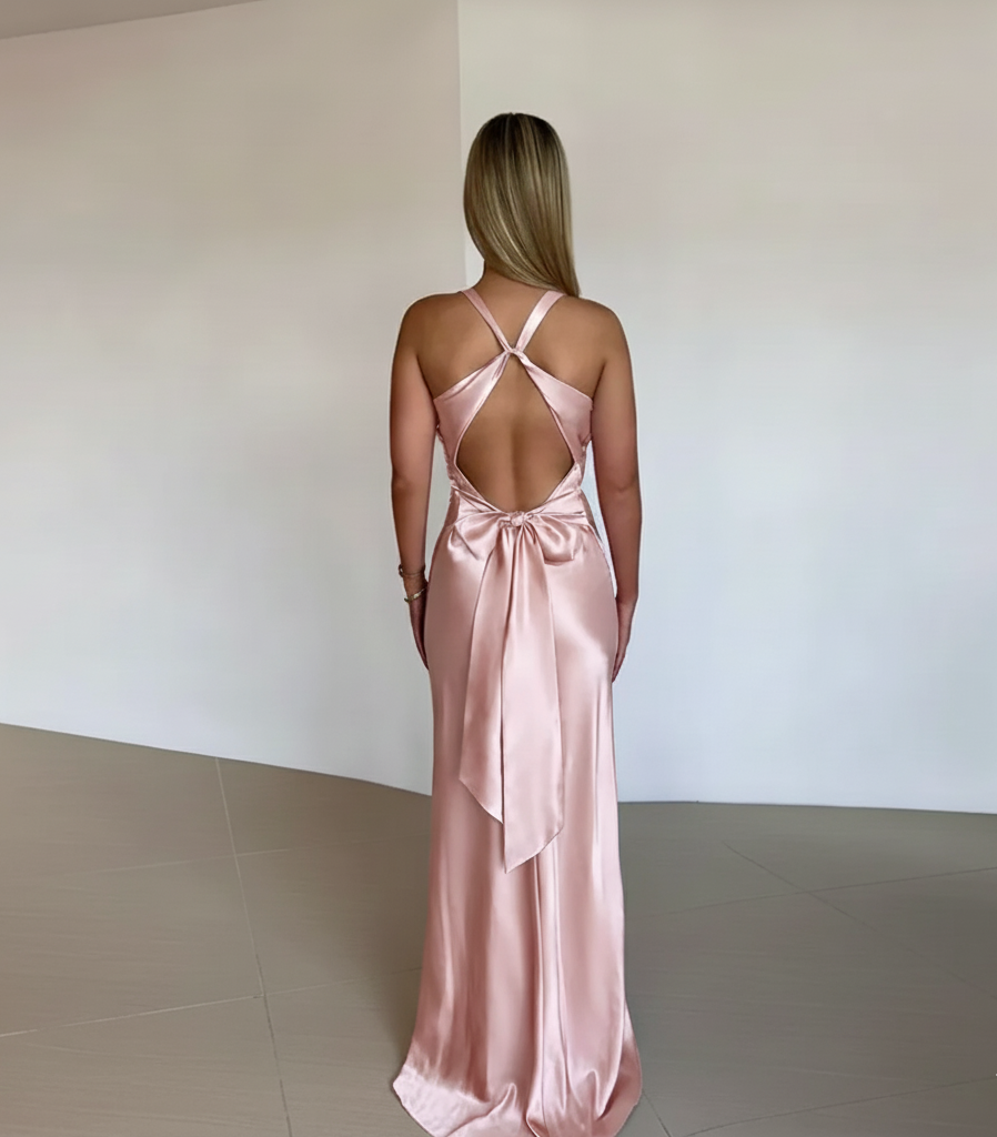 Damklänning - Satin Maxi - Djup V-ringning - Rygglös Rosettdesign