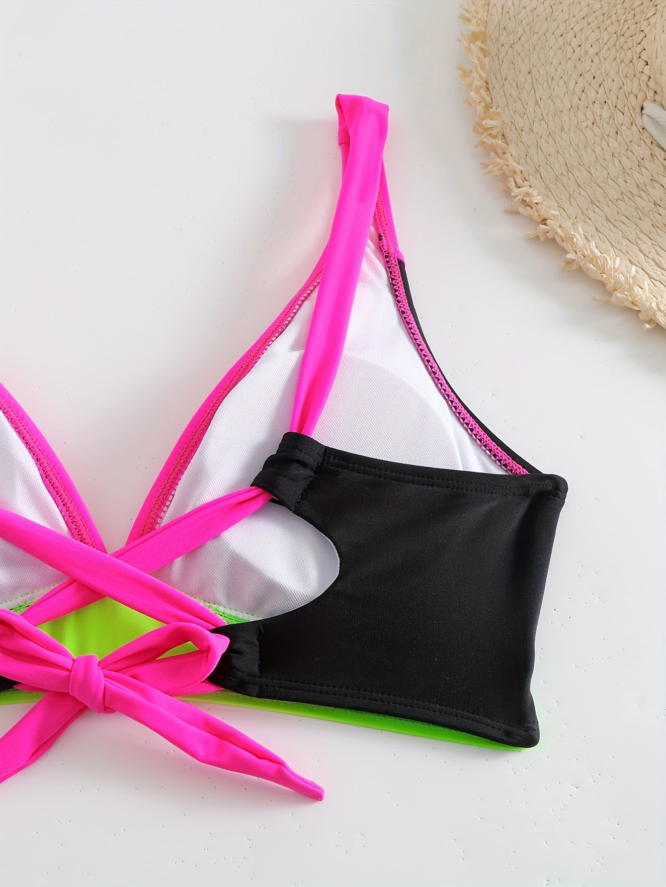 Dam Bikini – V-ringad Topp – Hög Midja – Figurnära Passform – Rynkade Axelband