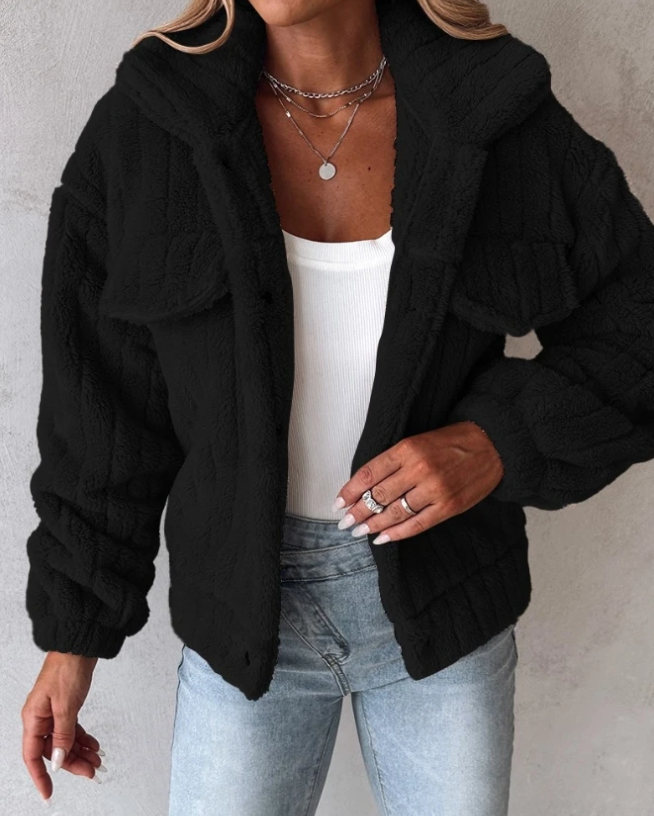 Dam Teddyjacka – Oversized Passform – Fluffig Textur – Knäppning – Bröstfickor