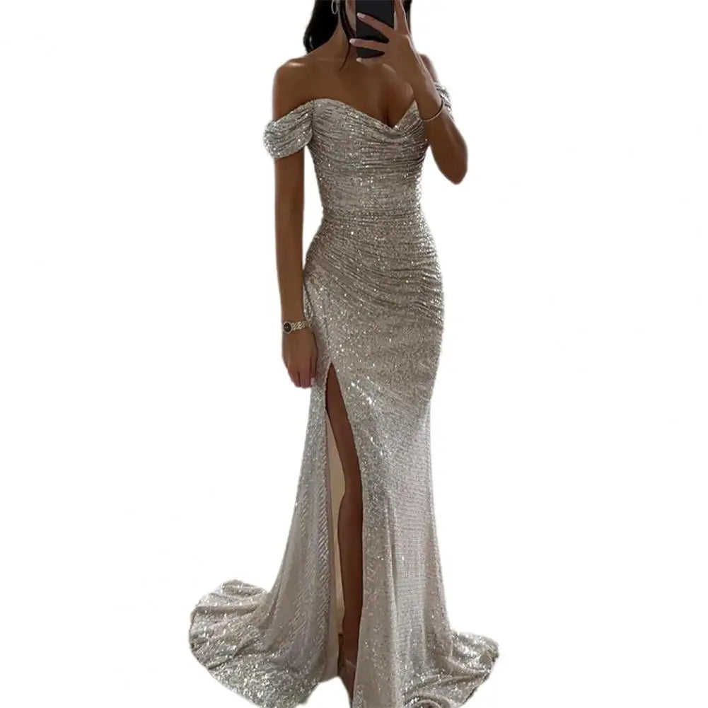 Kvinnors aftonklänning - Paljettdekorerad - Off-shoulder - Figurnära med hög slits
