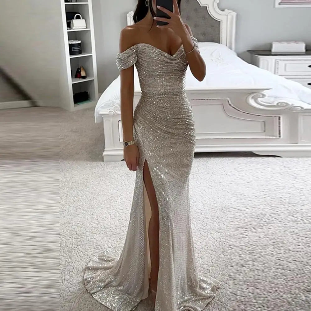 Kvinnors aftonklänning - Paljettdekorerad - Off-shoulder - Figurnära med hög slits