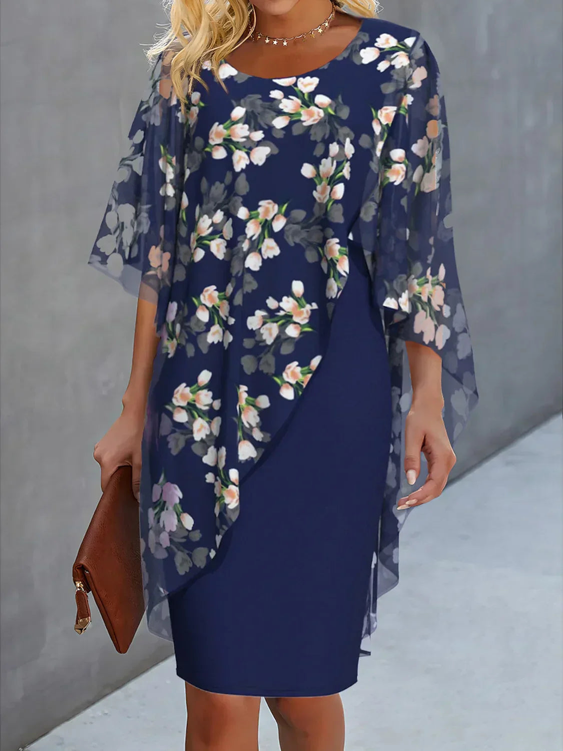 Dam Midiklänning – Avslappnad Passform – Blommigt Mönster – Asymmetrisk Layering – Luftig