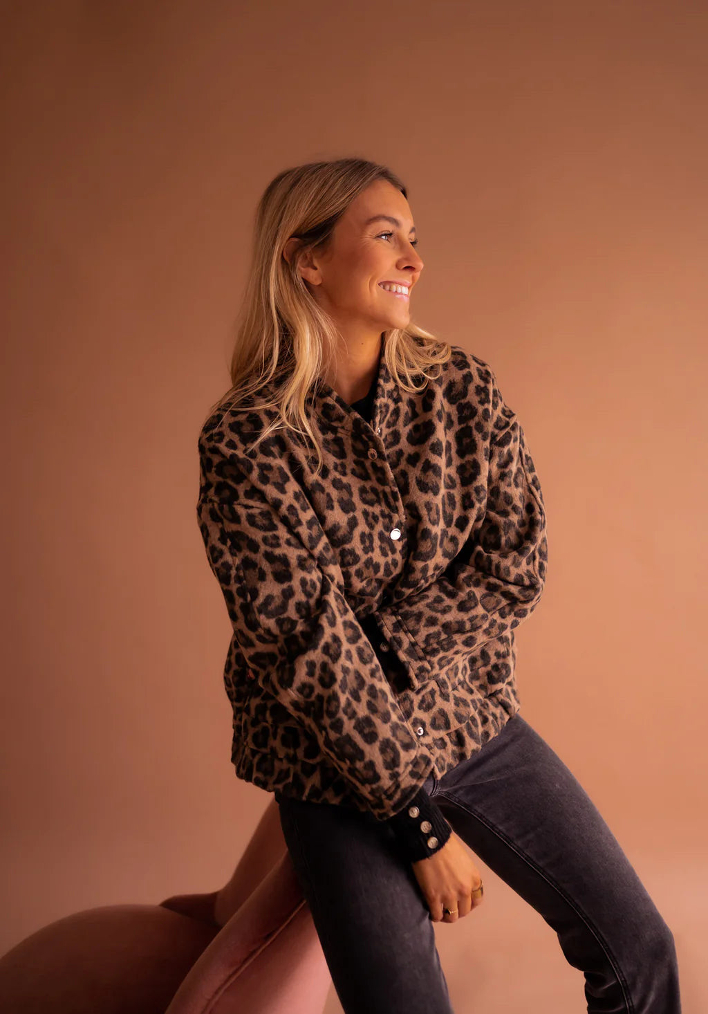 Dam Bomber Jacka – Fuskpäls – Avslappnad Passform – Leopard Mönster – Tryckknappar