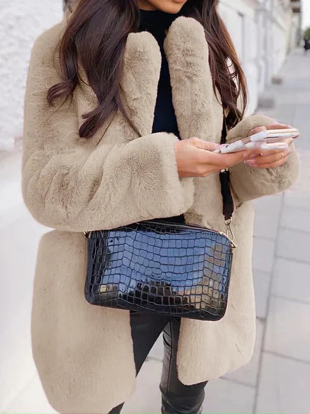 Dam Teddyjacka – Oversized Passform – Luddig Textur – Mellanlång – Minimalistisk Stil