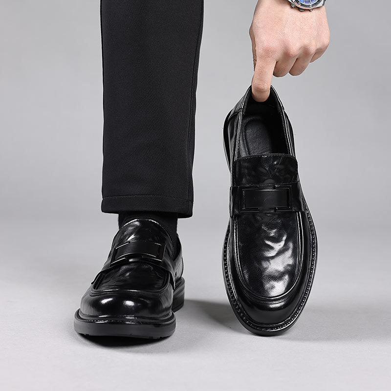Herrloafers – Glansig Finish – Pointig Tå – Slip-In – Elegant Spänndetalj