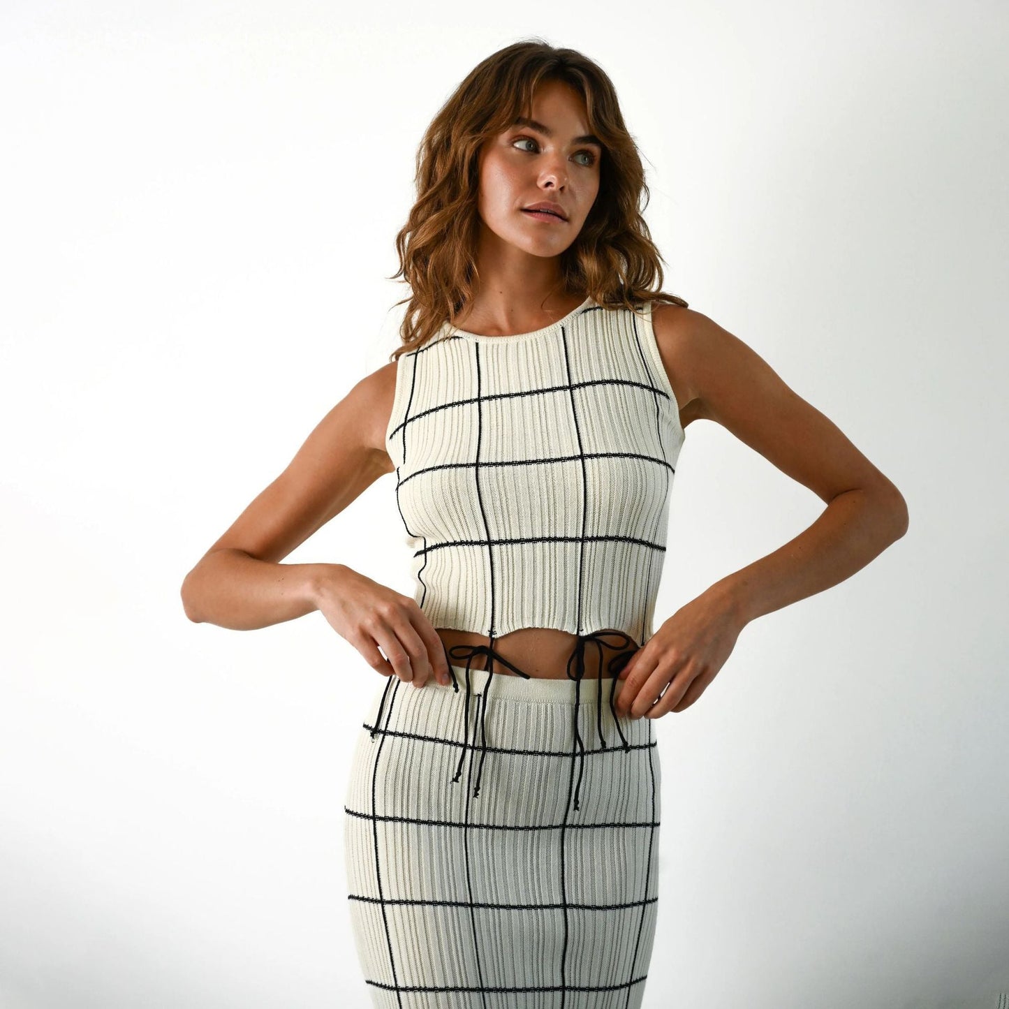 Damset tvådelat stickat set – Ärmlös crop top – Ribbad hellång kjol – Knytning