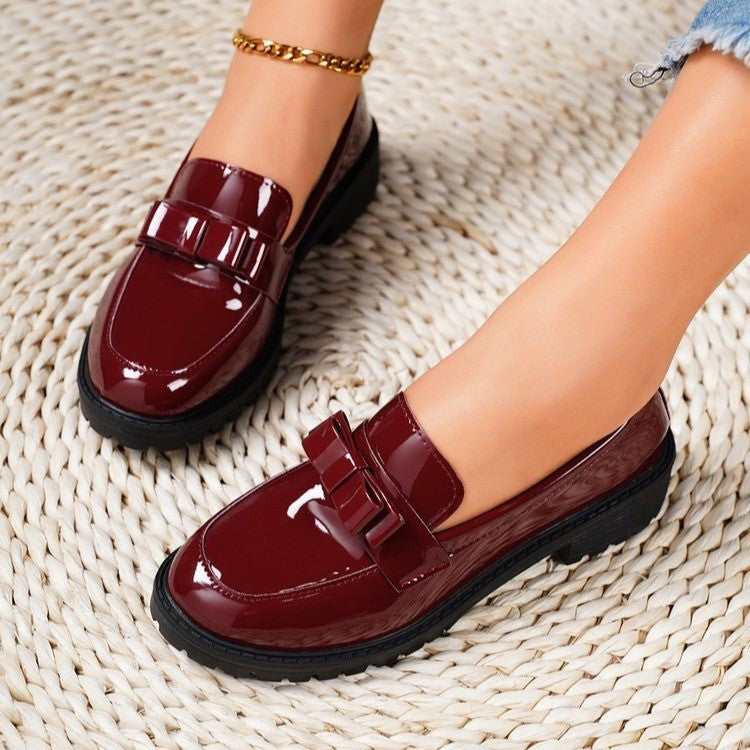Damloafers – Lackläder – Tofsdetalj – Mittenklack – Klassisk Slip-on Design