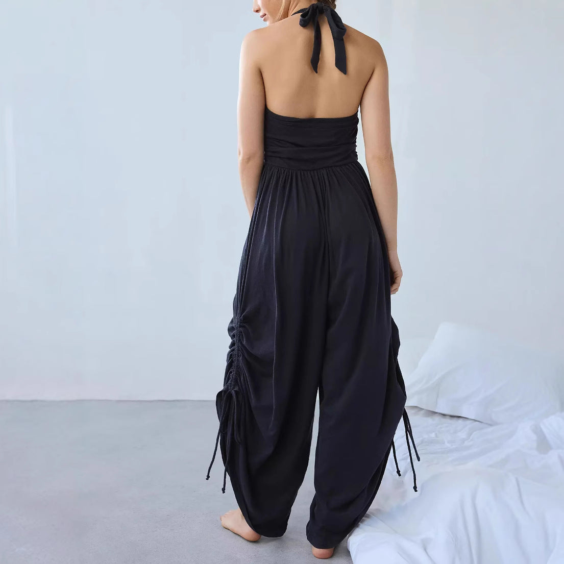 Dam jumpsuit – halterneck – draperade vida ben – rynkad överdel – justerbara sidor