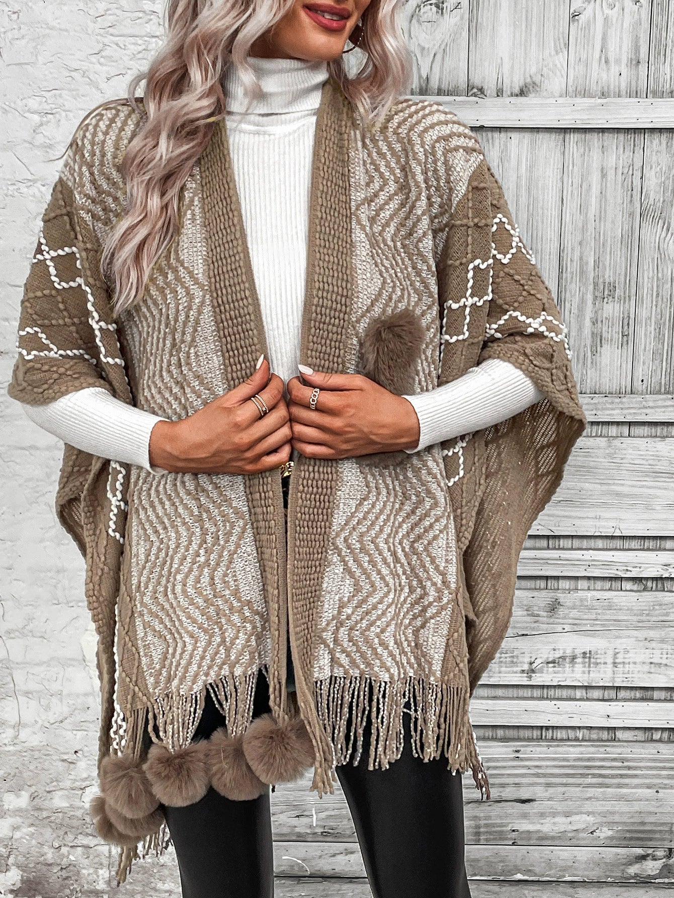 Dam Cape Kofta – Ullstickad – Oversize Passform – V-ringning – Fransdetaljer