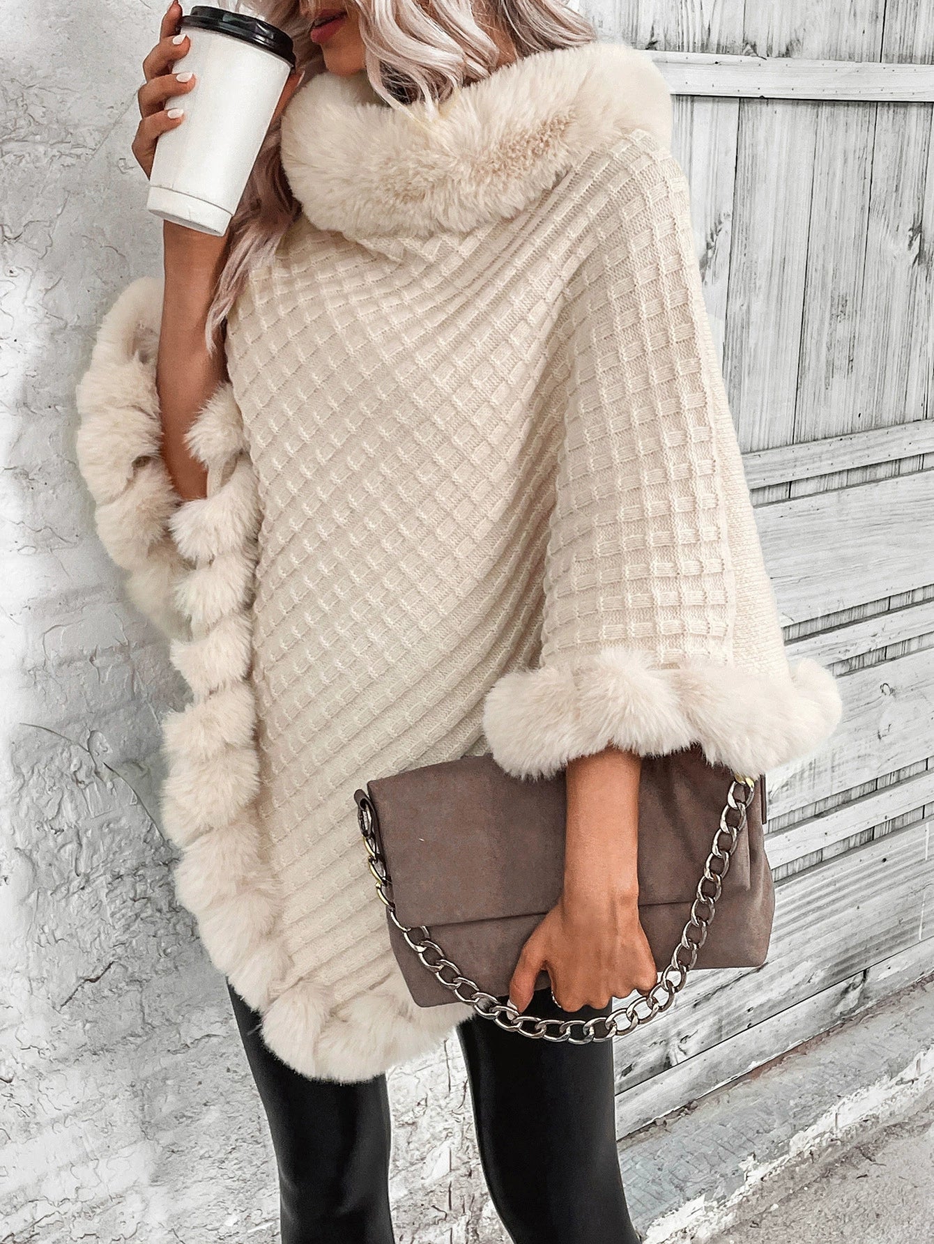 Dam Ponchosweater – Kabelstickad – Fuskpälsdetalj – Oversize – Turtleneck