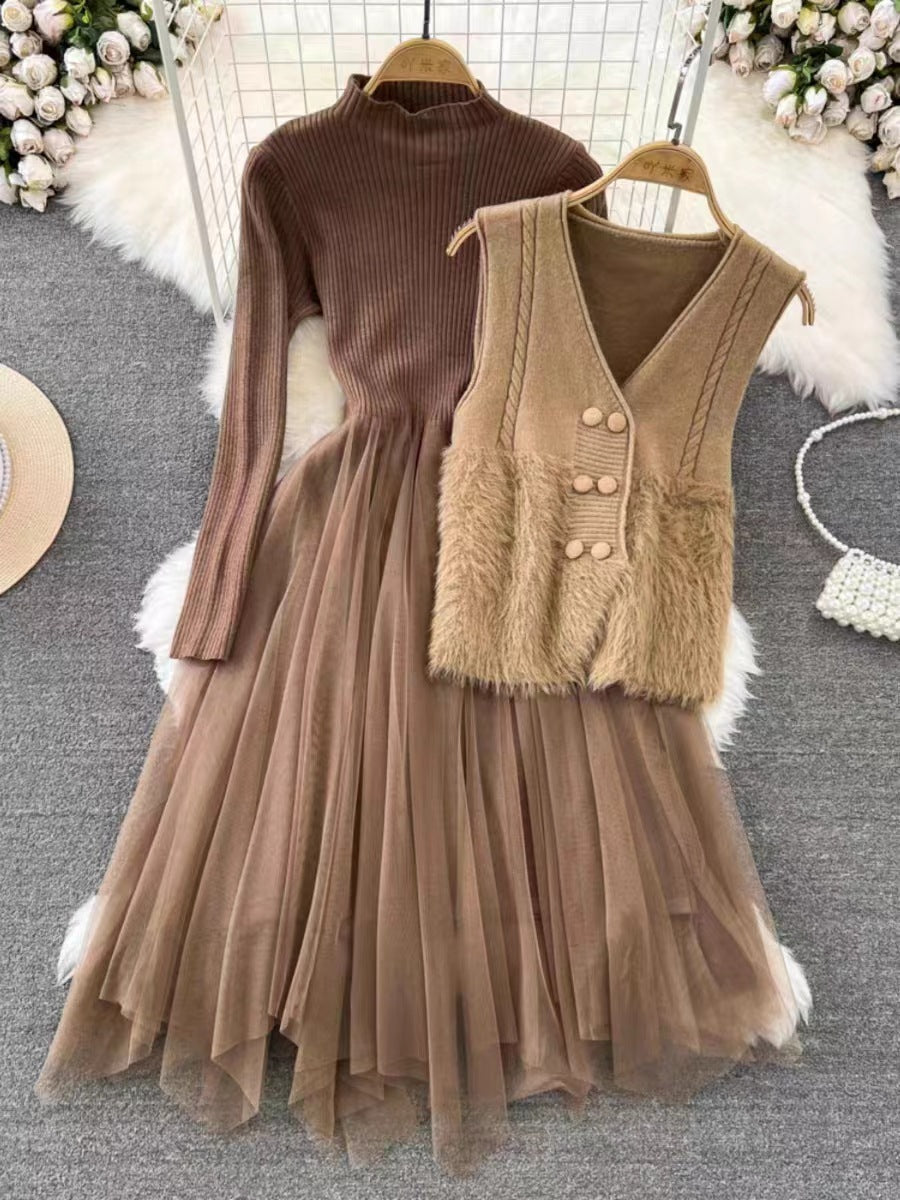 Damklänning i två delar – Figurnära stickad topp – A-linjeformad meshkjol – Västdetalj