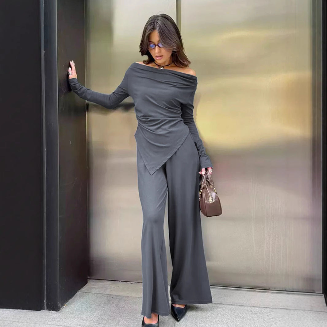 Damset i stickat tyg – Off-shoulder topp med asymmetrisk fåll – Vida byxor