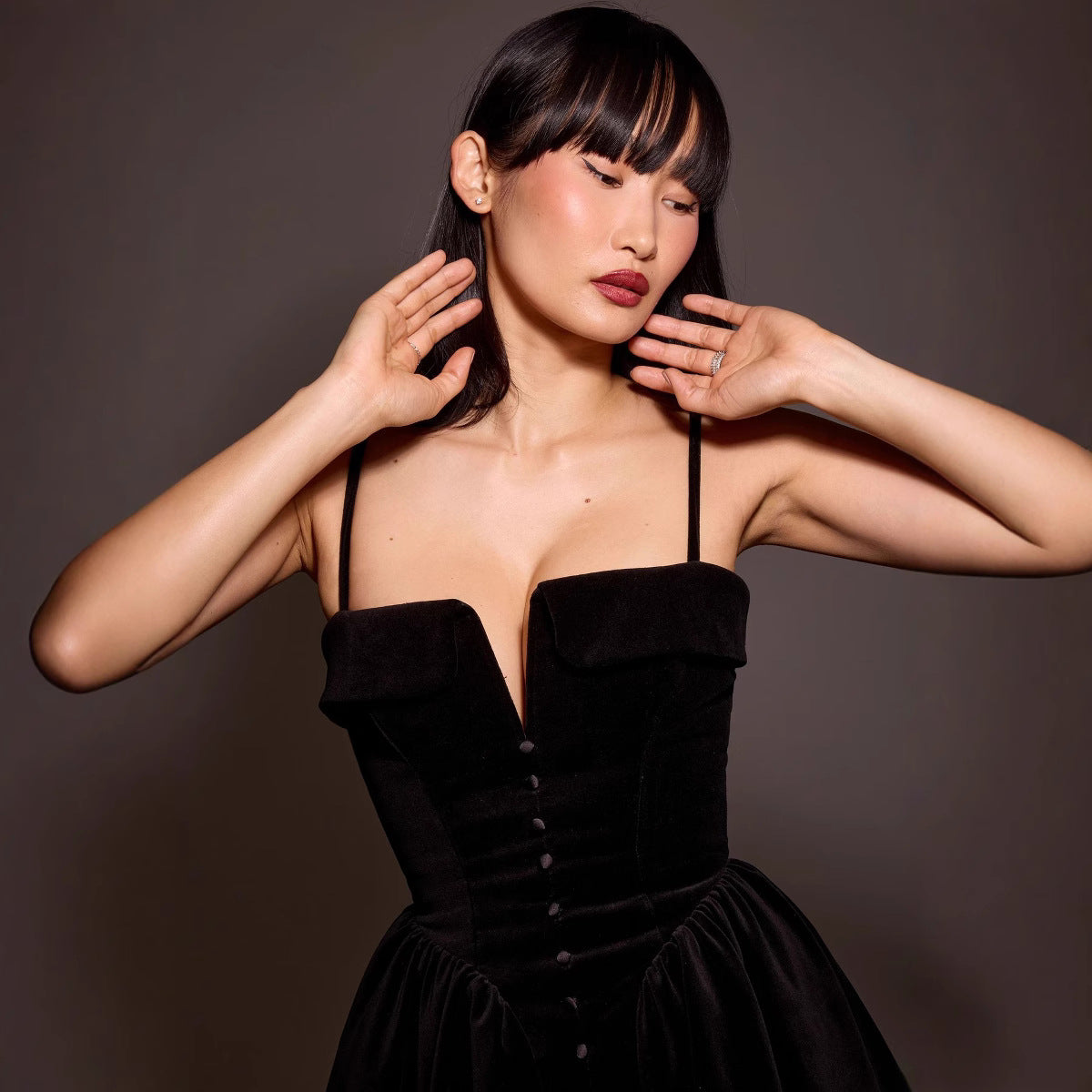 Damklänning mini – A-linjeformad – V-ringning – Sammet – Tunna axelband – Dekorknappar