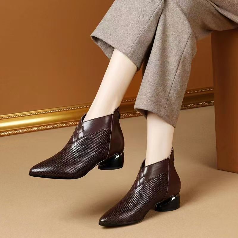 Dam Ankelboots – Läder – Låg Blockklack – Spetsig Tå – Strukturerad Design