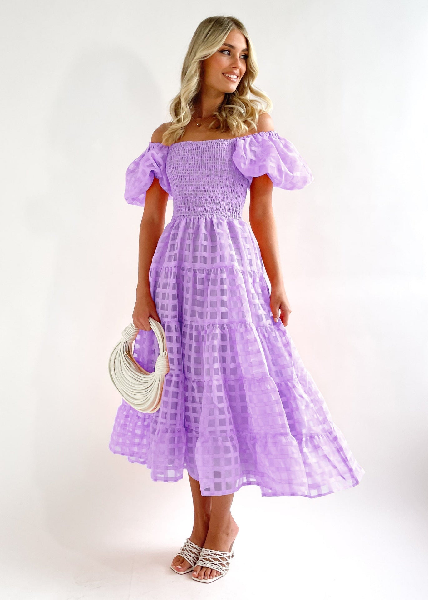 Dam Maxi Klänning – Off Shoulder – Puffärmar – Smockad Midja – Skiktad Kjol