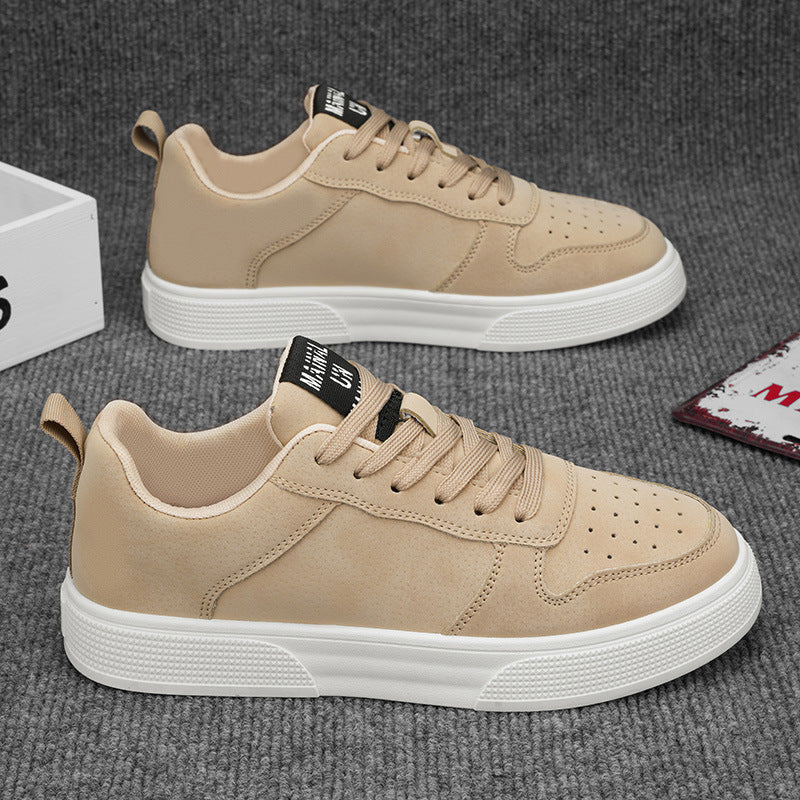 Herrsneakers – Låg modell – Ovandel i mocka – Andas med perforeringar – Gummisula