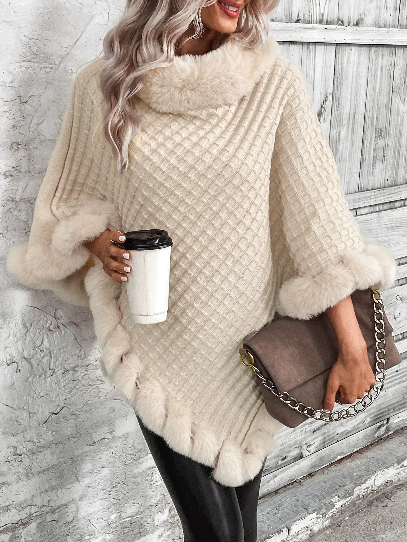 Dam Ponchosweater – Kabelstickad – Fuskpälsdetalj – Oversize – Turtleneck