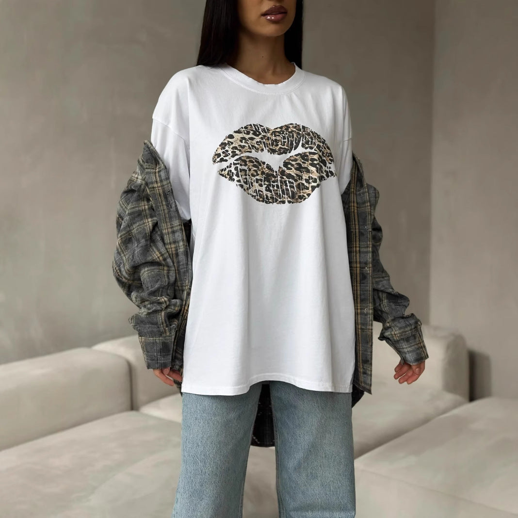 Dam T-shirt – Lös Passform – Bomullsblandning – Leopardmönstrat Läpptryck – Kortärmad