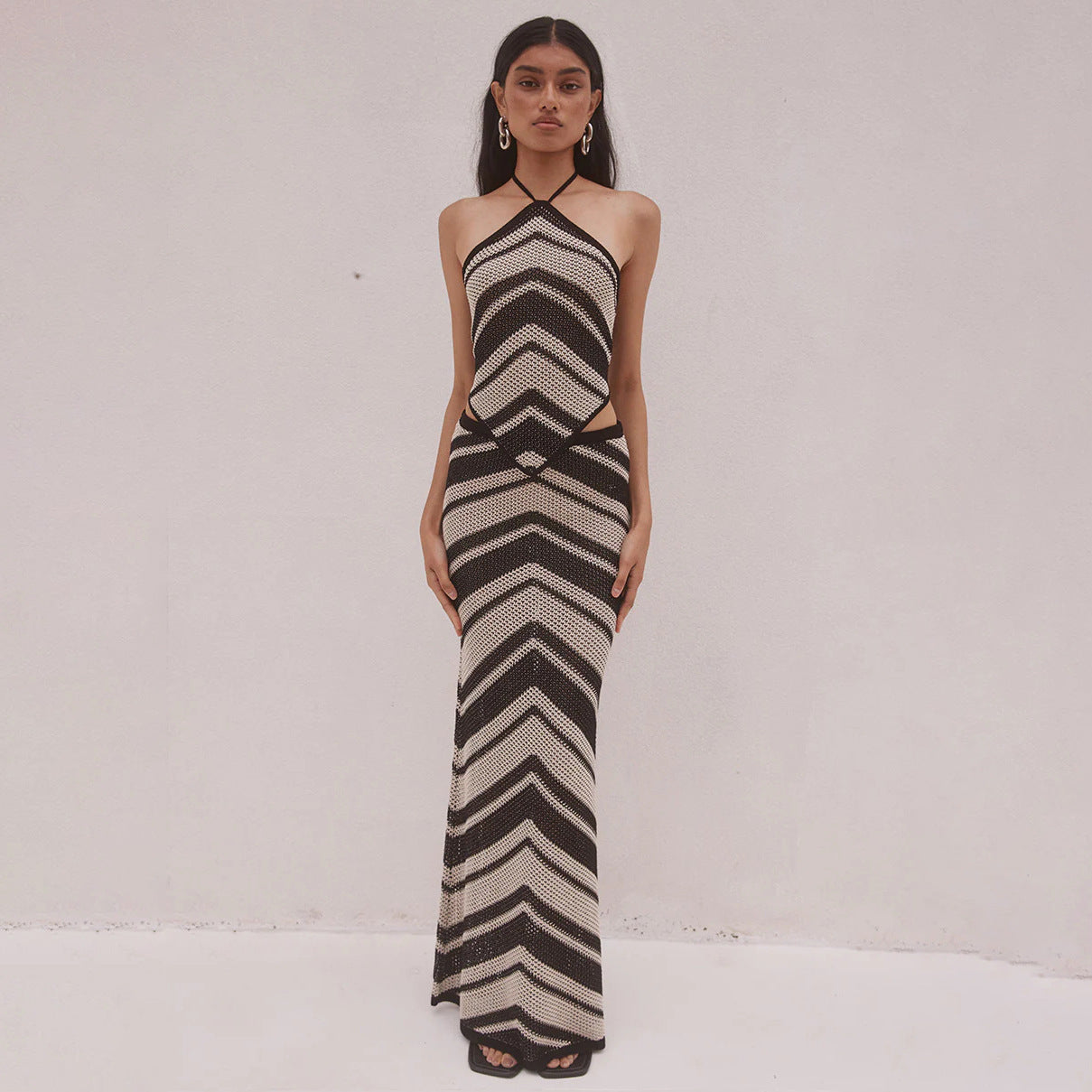 Damklänning – Stickad Bodycon – Halterneck – Utskärning – Geometriskt Mönster – Midilängd