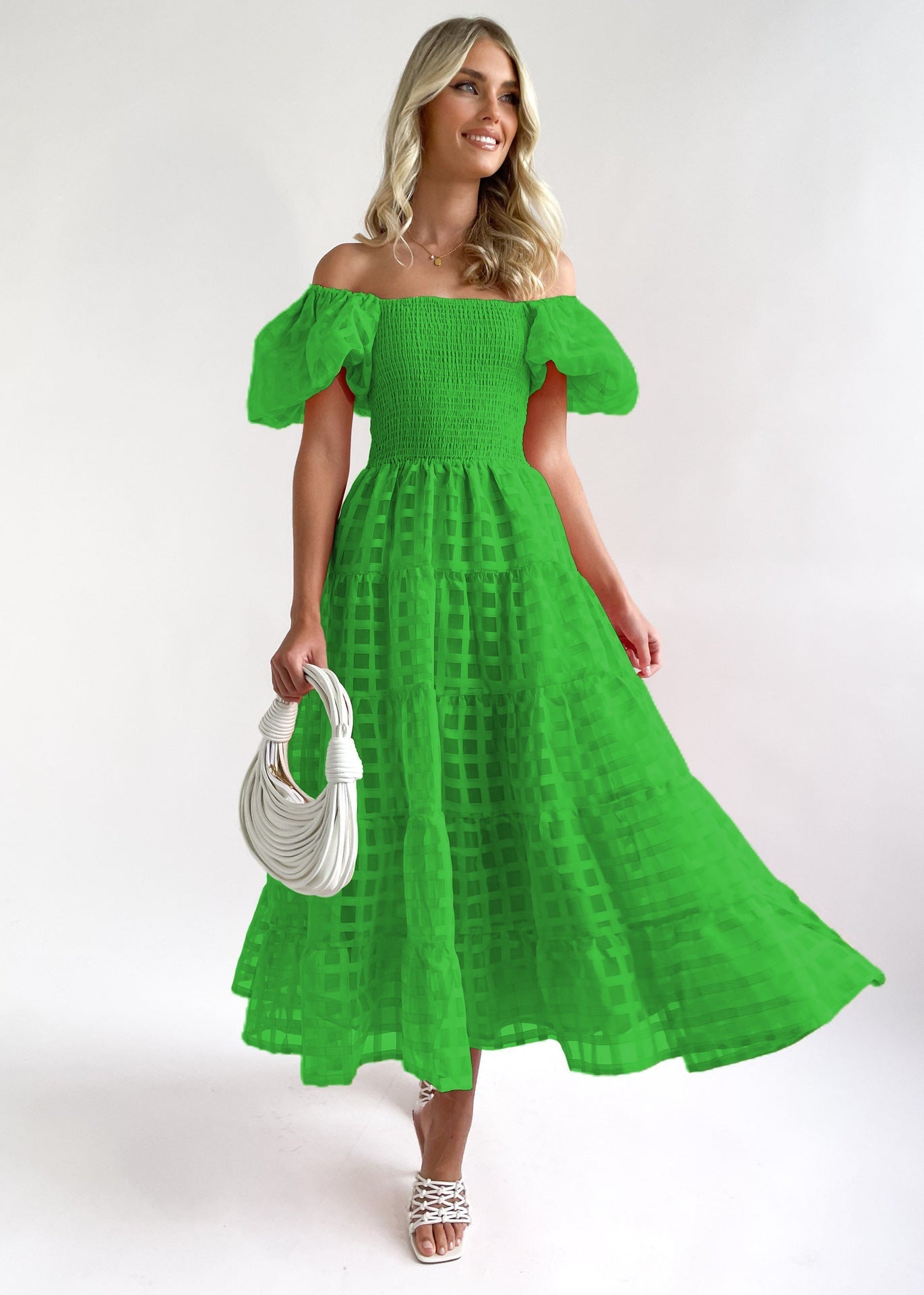Dam Maxi Klänning – Off Shoulder – Puffärmar – Smockad Midja – Skiktad Kjol