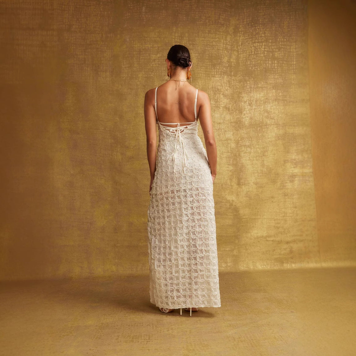 Damklänning – Slim Fit – Djup V-ringning – Spagettiband – Texturerat Tyg – Hög Slits