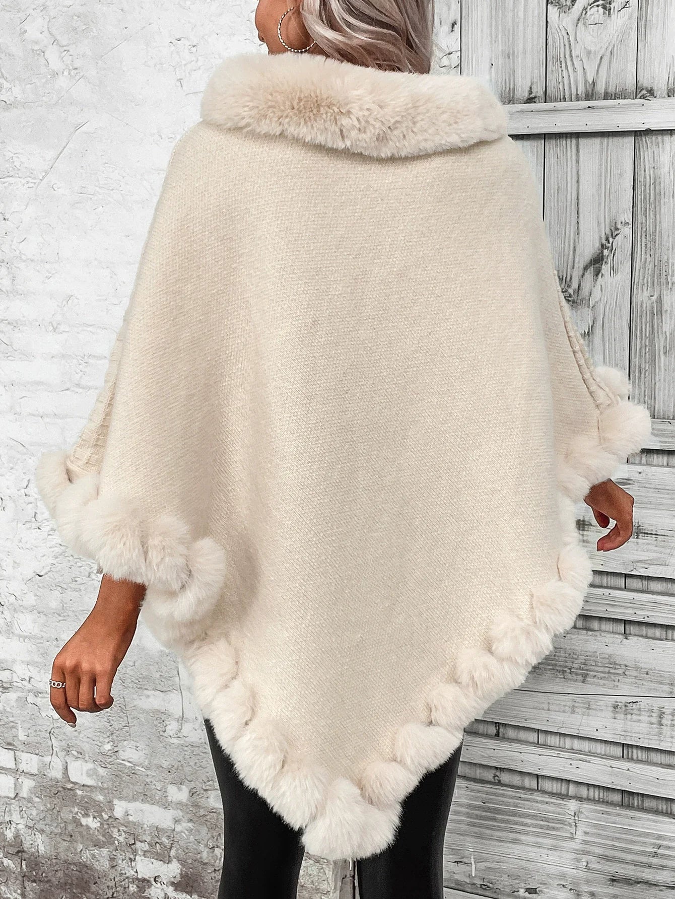 Dam Ponchosweater – Kabelstickad – Fuskpälsdetalj – Oversize – Turtleneck