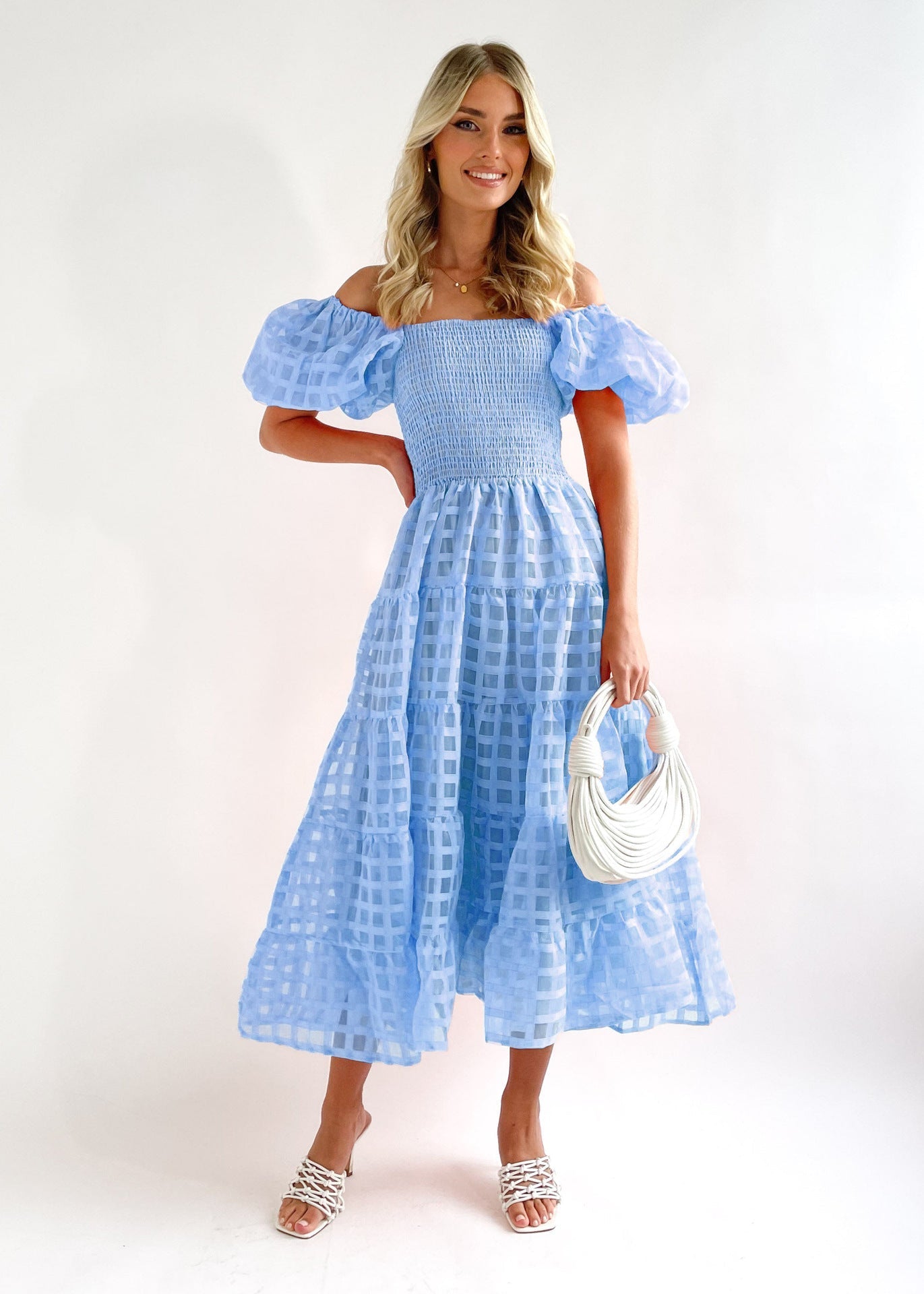 Dam Maxi Klänning – Off Shoulder – Puffärmar – Smockad Midja – Skiktad Kjol