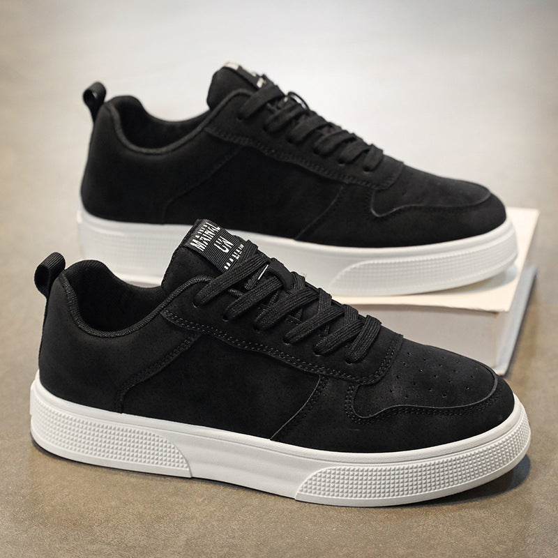 Herrsneakers – Låg modell – Ovandel i mocka – Andas med perforeringar – Gummisula