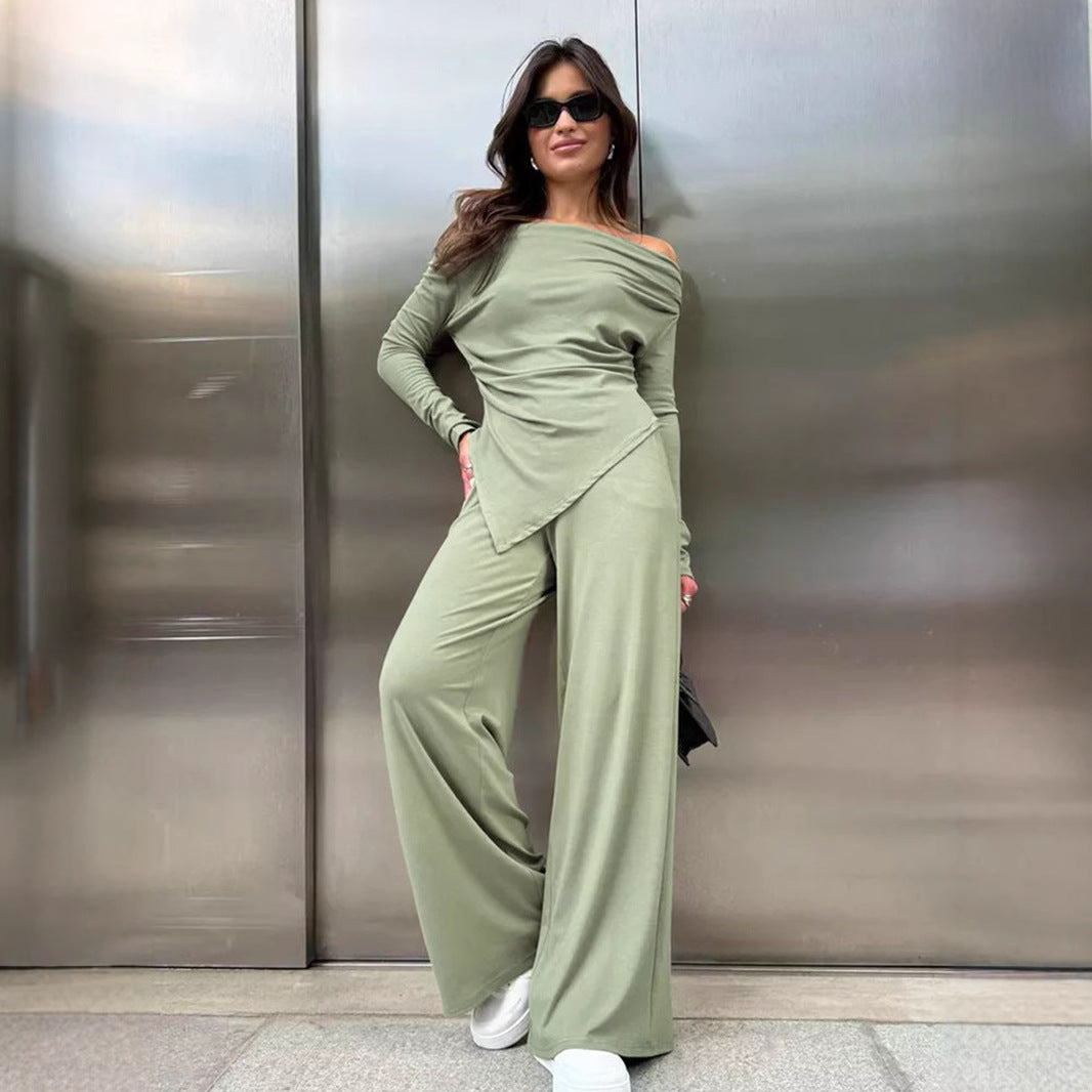 Damset i stickat tyg – Off-shoulder topp med asymmetrisk fåll – Vida byxor