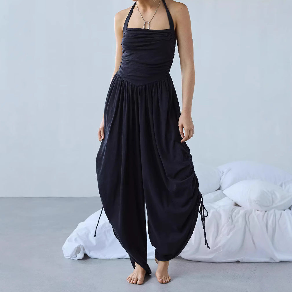 Dam jumpsuit – halterneck – draperade vida ben – rynkad överdel – justerbara sidor
