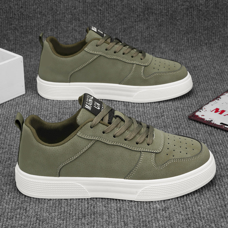 Herrsneakers – Låg modell – Ovandel i mocka – Andas med perforeringar – Gummisula