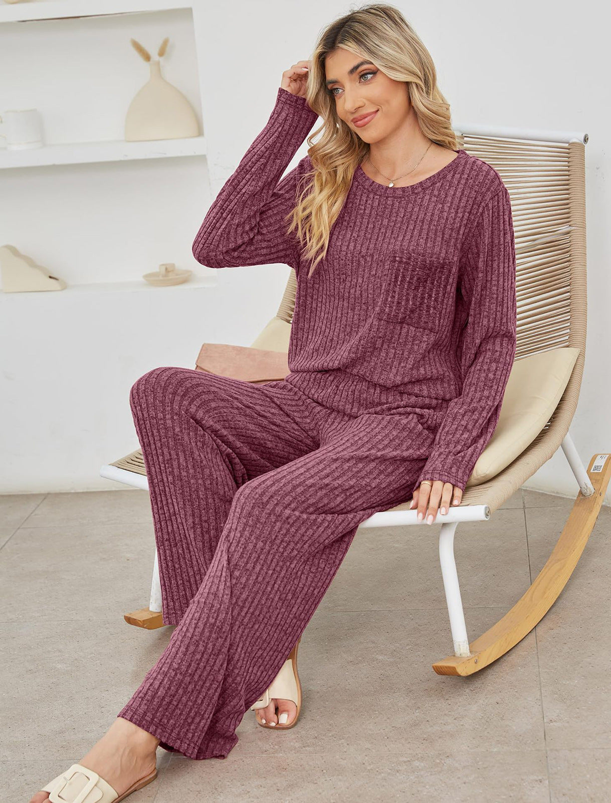 Dam Lounge Set – Ribbstickad Trikå – Avslappnad Passform – Långärmad Topp & Byxa